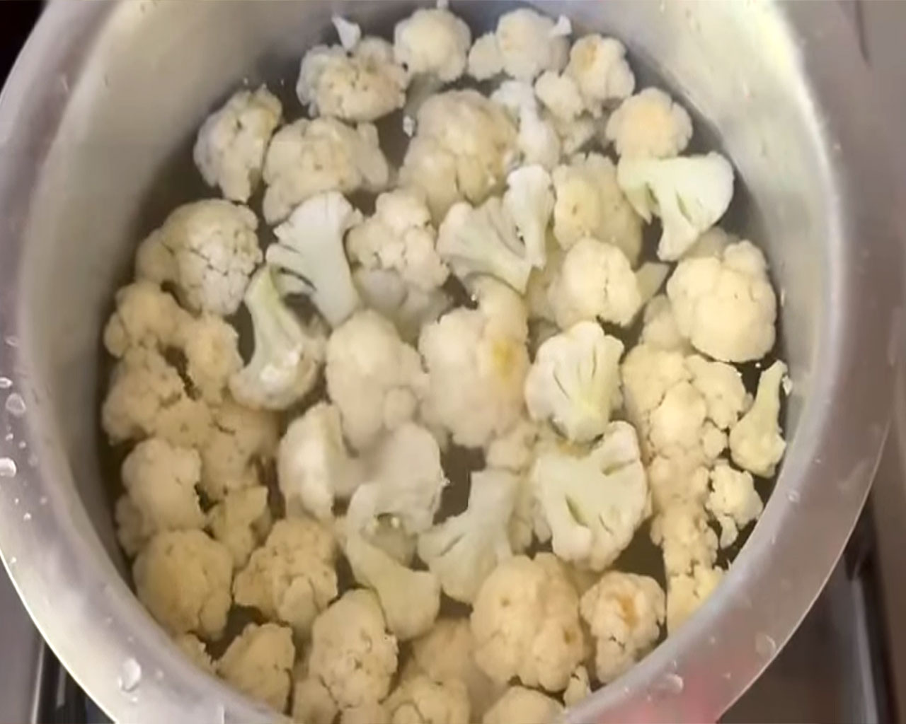 Fresh cauliflower florets for making aloo gobi