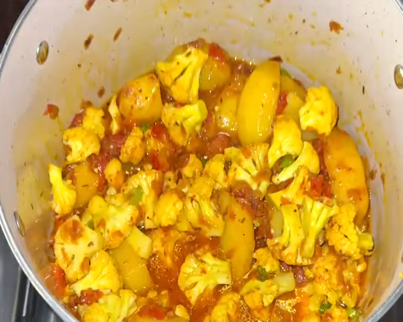 Boiled cauliflower mixed into spicy tomato-onion masala