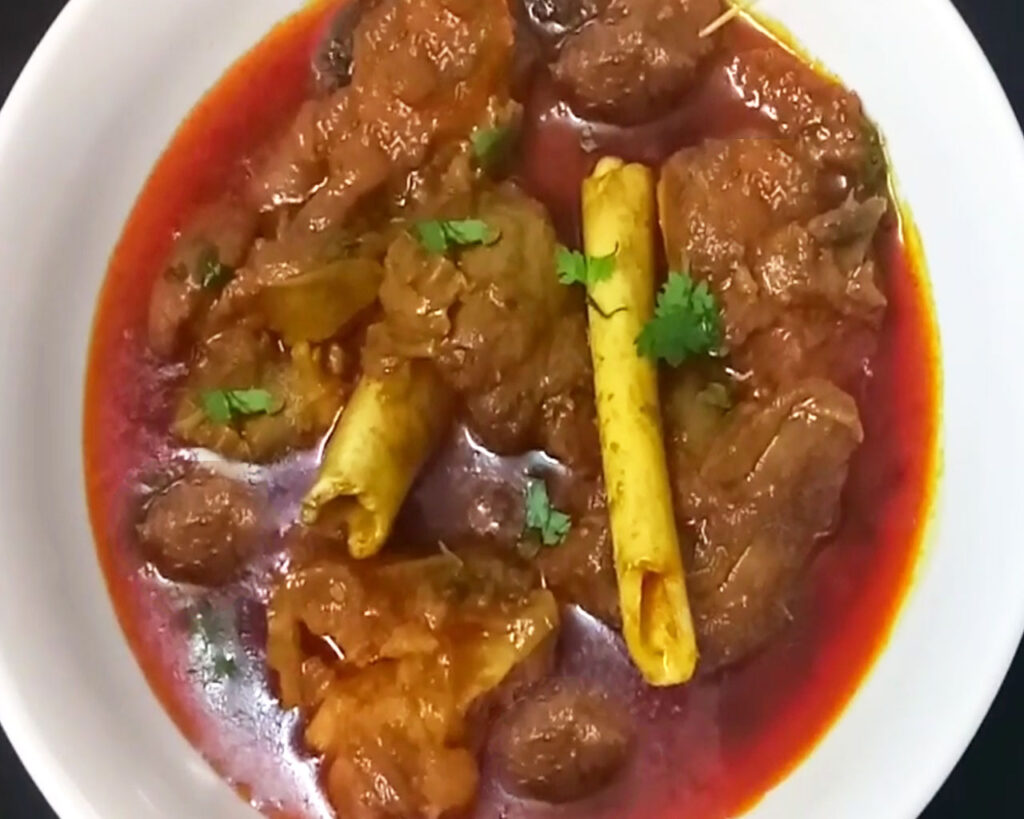 Aromatic Rogan Josh serves on a plate