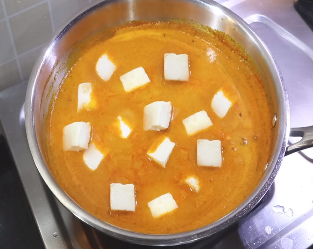 add paneer cubes in shahi paneer paste