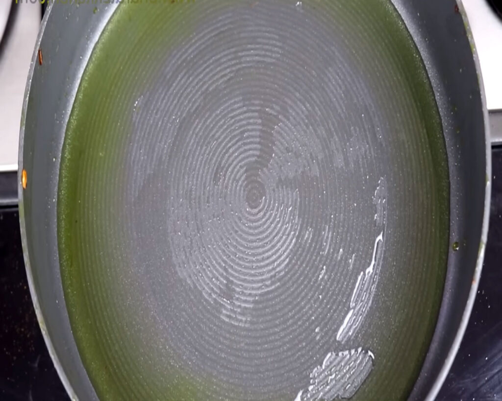 oil getting hot on medium flame to prepare bhindi masalsa paste