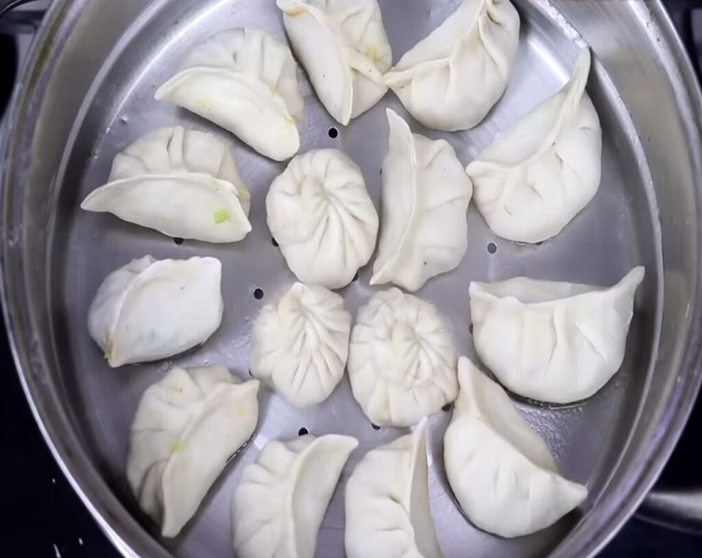 place veg momos on steamer to cook