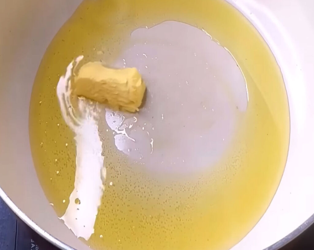prepare butter chicken gravy in pan