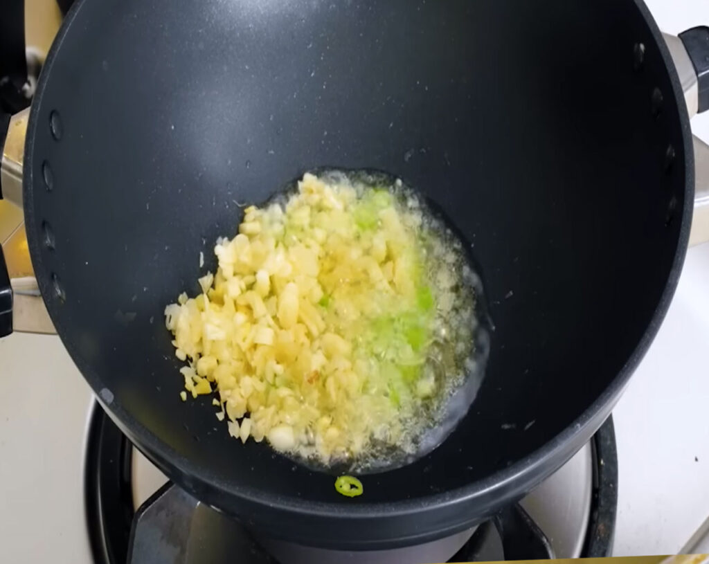 preparing gravy for veg manchurian recipe