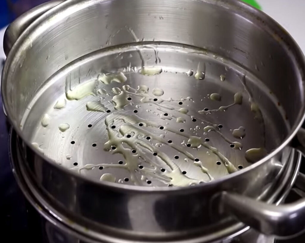preparing steamer to cook veg momos