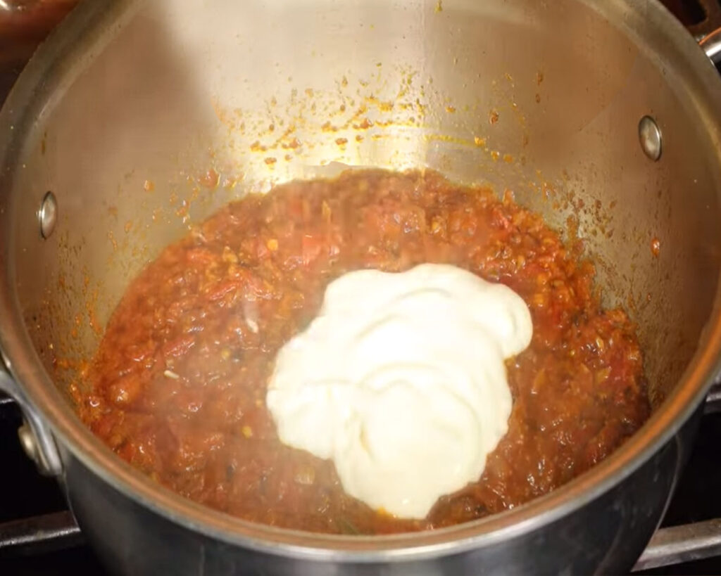 Adding yogurt to cauliflower curry gravy