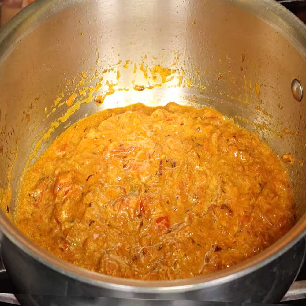Preparing cauliflower curry gravy