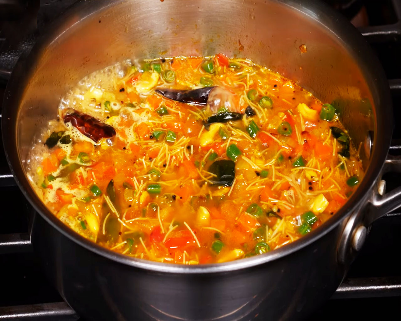 Cooking vermicelli upma in water