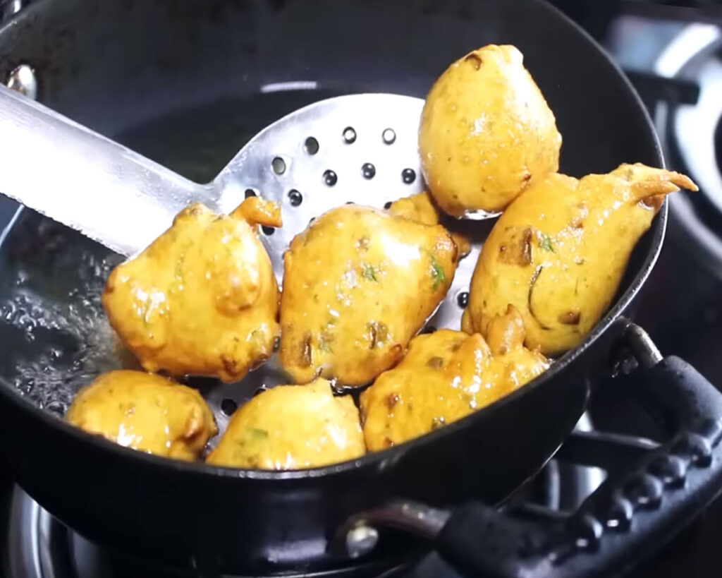 Deep Fried besan pakoras for Kadhi Pakora recipe
