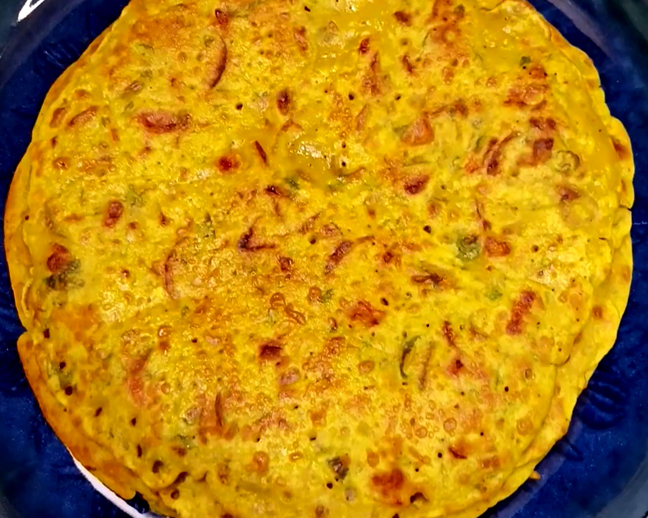 Crispy and golden brown chilla served with tomato sauce and green chili sauce.