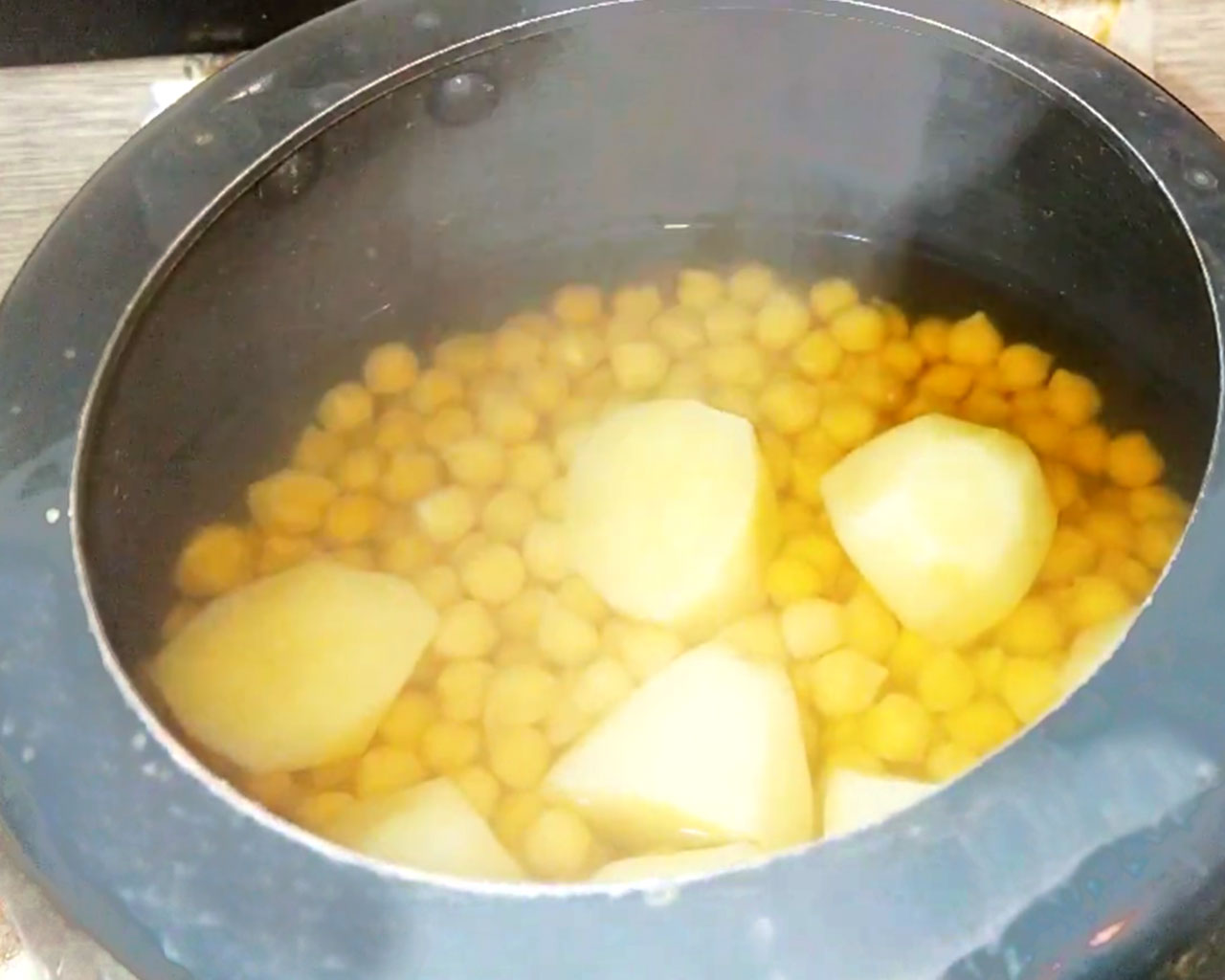 boiled chana in cooker