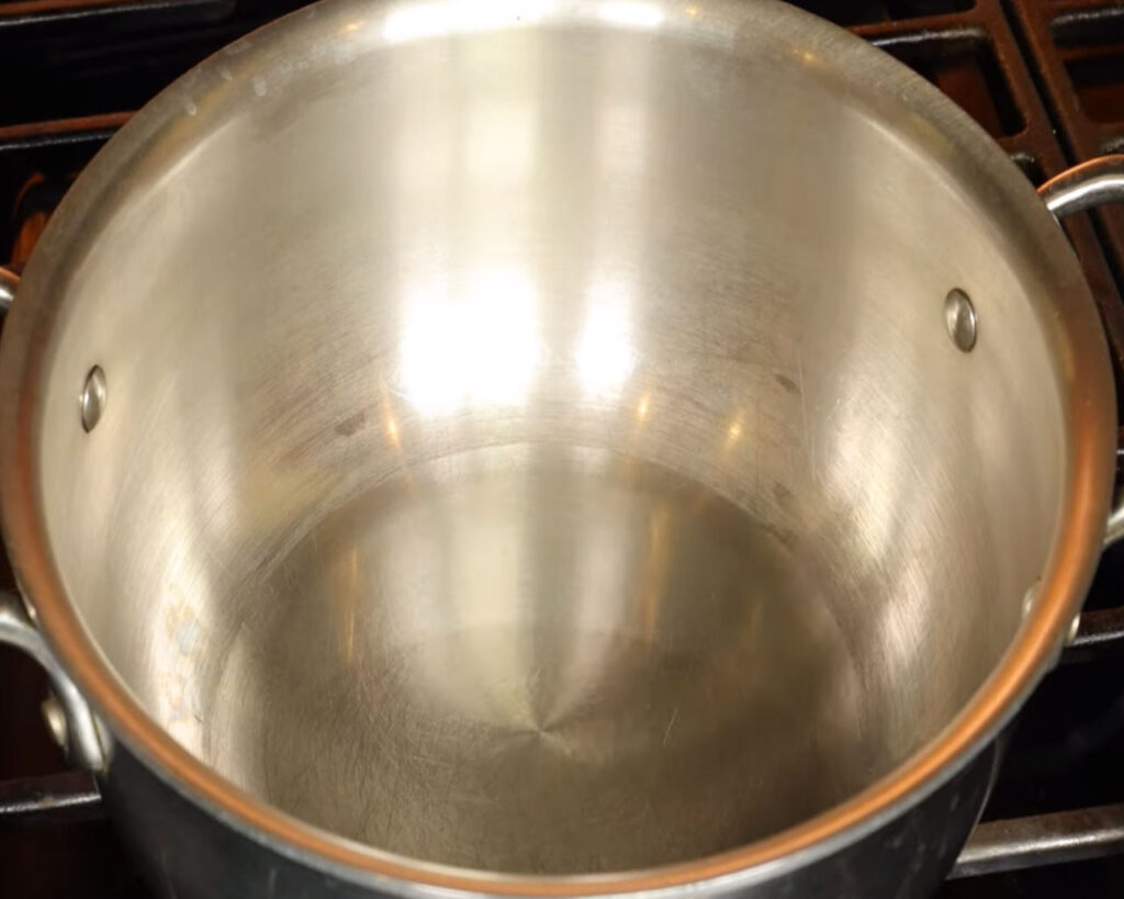 Heating oil in pan to make cauliflower curry