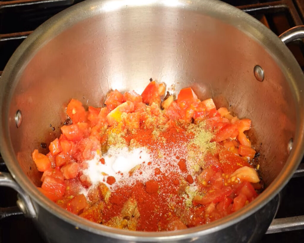 Ingredients to make tomato gravy for cauliflower curry