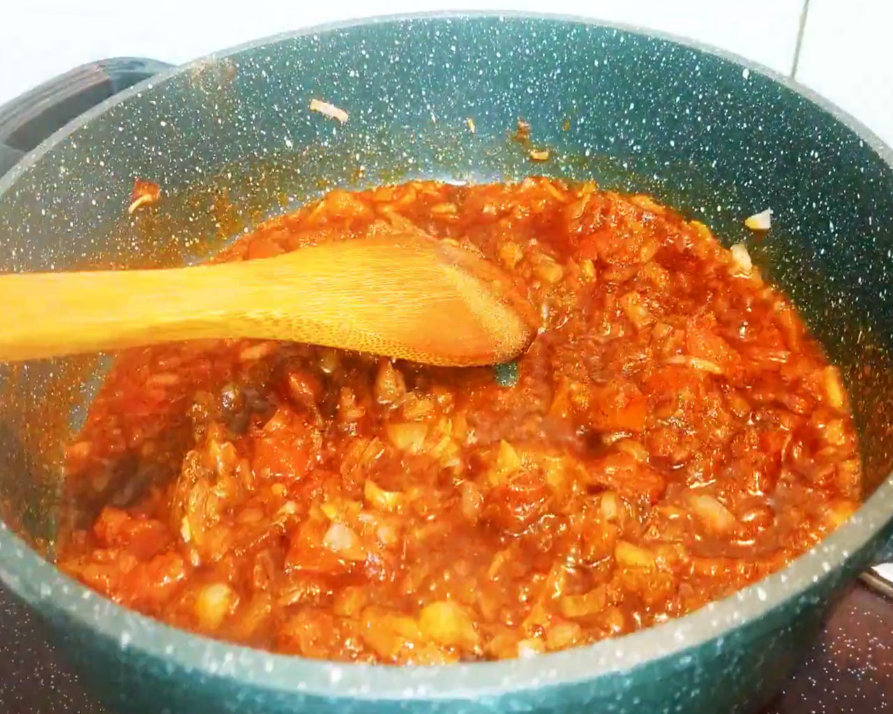 preparing chana masala gravy