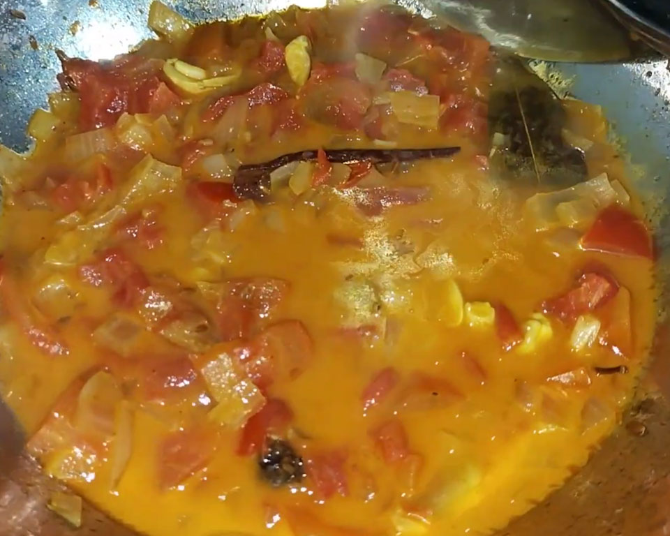 Onion-tomato-spice mixture kofta curry gravy