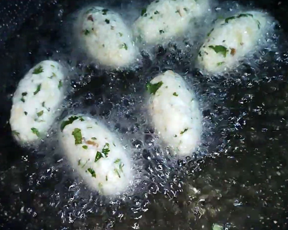 Frying crispy paneer kofta balls for Malai Kofta